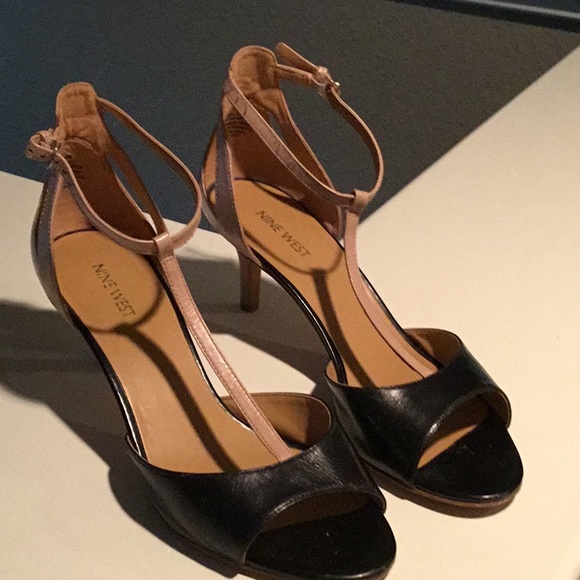 nine west t strap sandals